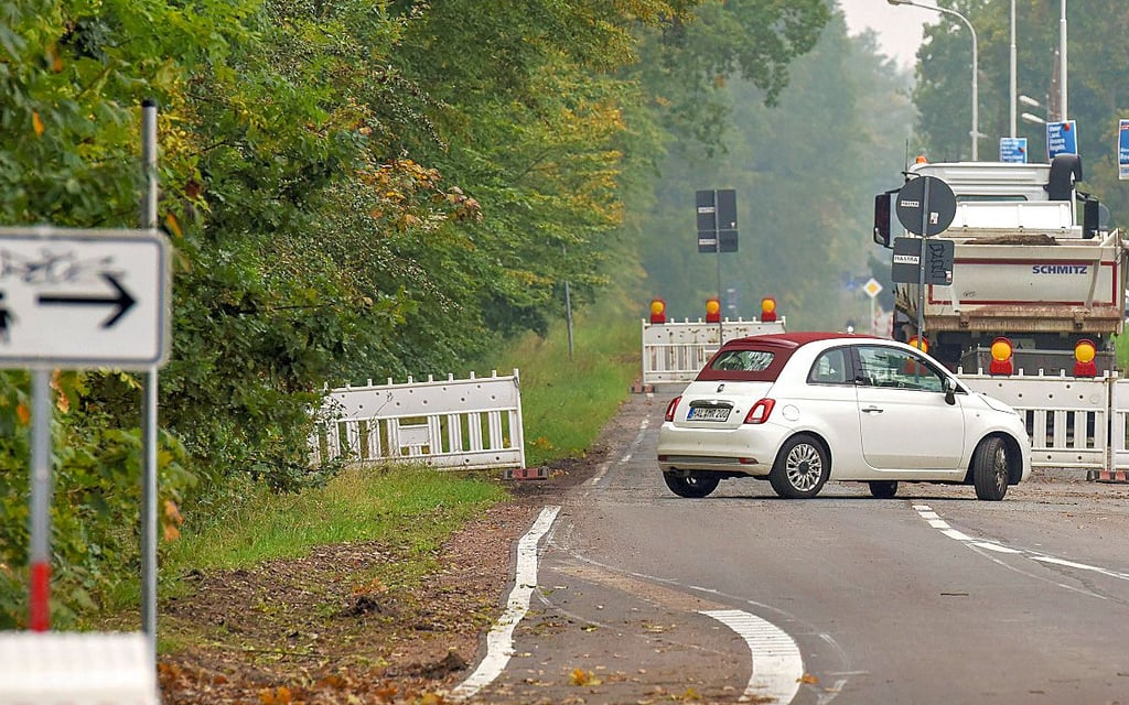 Alltag auf der Baustelle in Heide-Nord: Dass der Bereich gesperrt ist, wird von zahlreichen Autofahrern missachtet - nicht nur außerhalb der Arbeitszeit.
