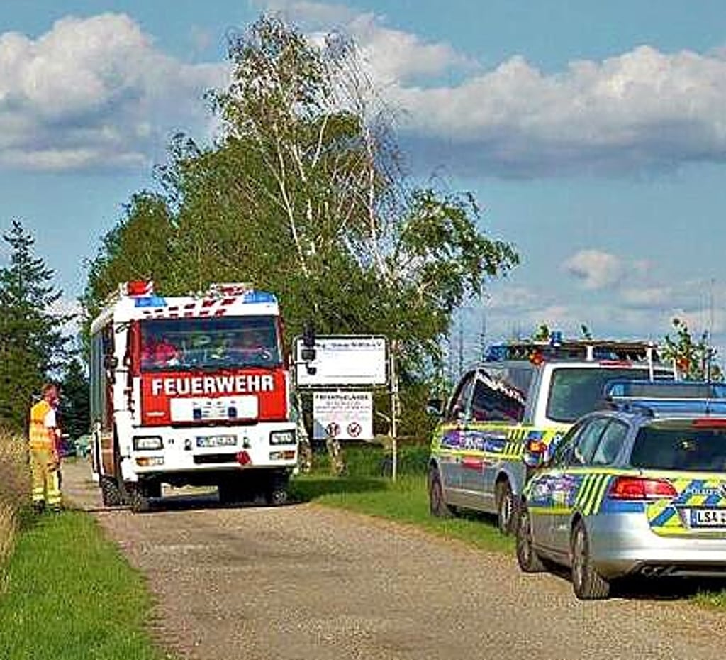 Feuerwehr und Rettungsdient fuhren zur Absturzstelle.