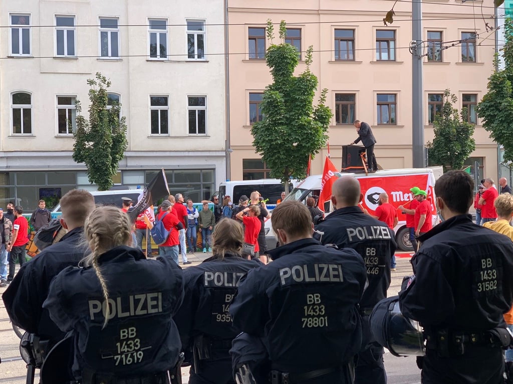 Am 3. Oktober hatte sich Liebich mit seinen Anhängern am Steintor versammelt. Jetzt will er durch die Innenstadt ziehen.