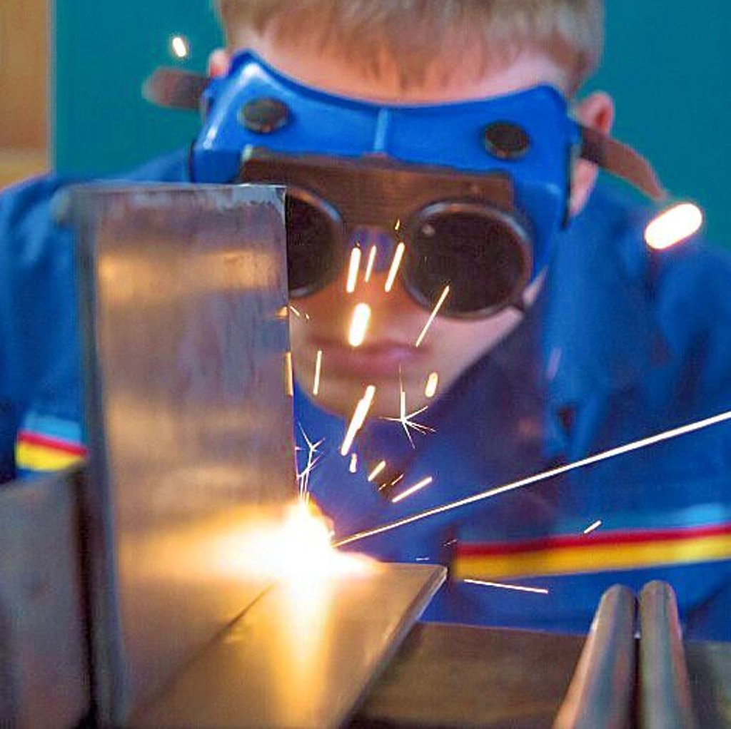 Das Schweißen gehört bei einigen Handwerksberufen zum Handwerk.