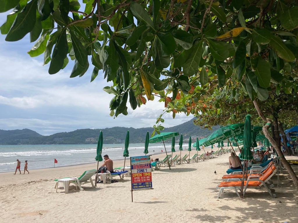 Am Patong Beach in Phuket ist noch reichlich Platz.