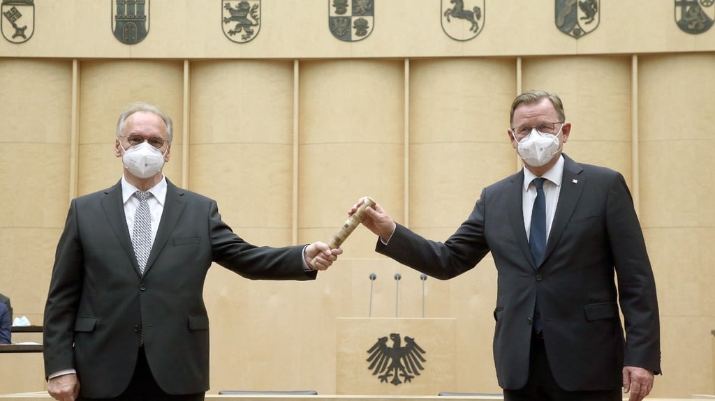 Thüringen, Berlin: Reiner Haseloff (CDU, l), Ministerpräsident von Sachsen-Anhalt und Bundesratspräsident, übergibt im Bundesrat den Staffelstab, den Vorsitz im Bundesrates, an Bodo Ramelow (Die Linke), Ministerpräsident von Thüringen.