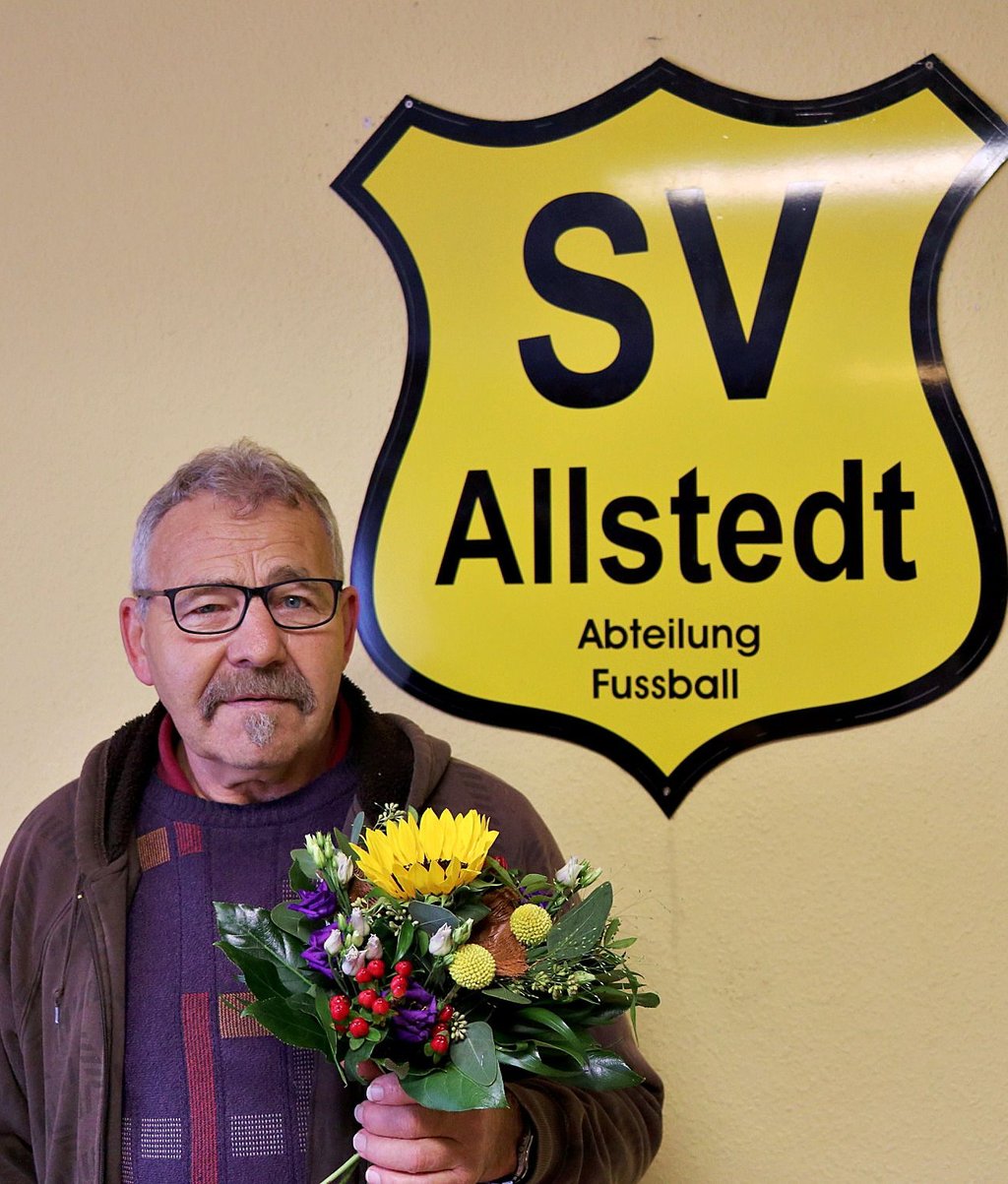Karl-Heinz Wagner mit dem von der Blumenboutique Meinahrdt gestifteten Strauß.