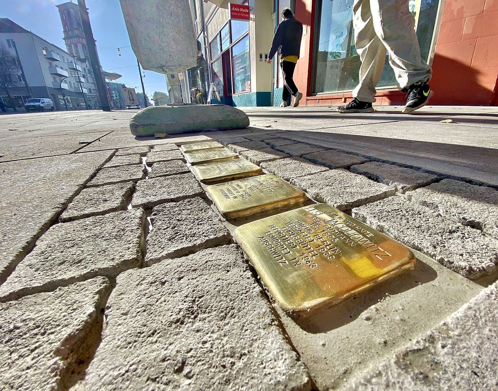 Zwei neue und drei alte Stolpersteine vor der Kavalierstraße 66.