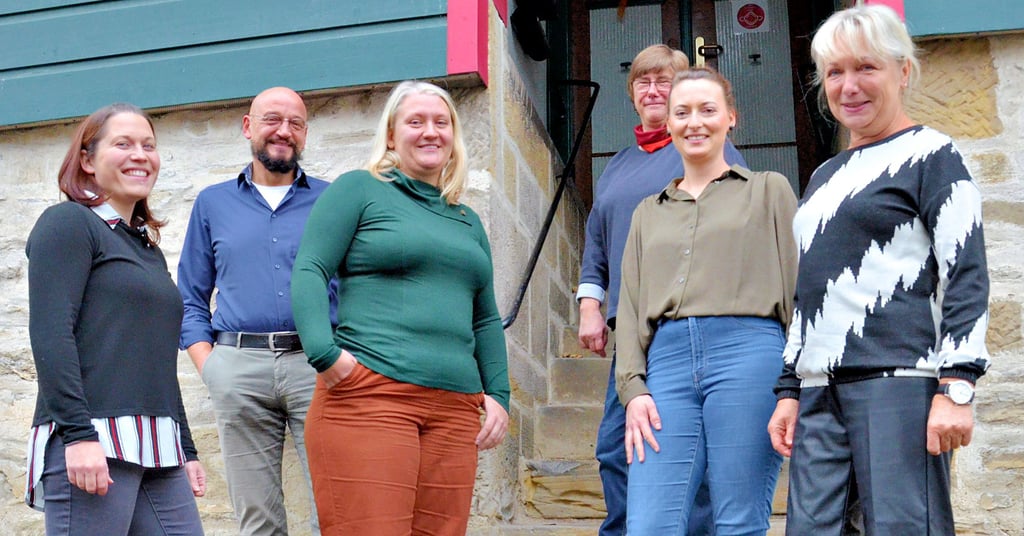 Bieten künftig Beratung in sozialen Fragen in Elbingerode an (von links): Sarah Zschernitz (Awo), Pfarrer Ernst Wachter (Stadtkirchengemeinde Elbingerode), Luisa Berendt (Diakonie-Suchthilfe), Catrin Schneider (Pfarramt der Stadtkirchengemeinde), Sabine Schulze (Teamleiterin Diakonisches Werk Halberstadt) und Gabriele Schwentek (Geschäftsführerin des Diakonischen Werks Halberstadt).