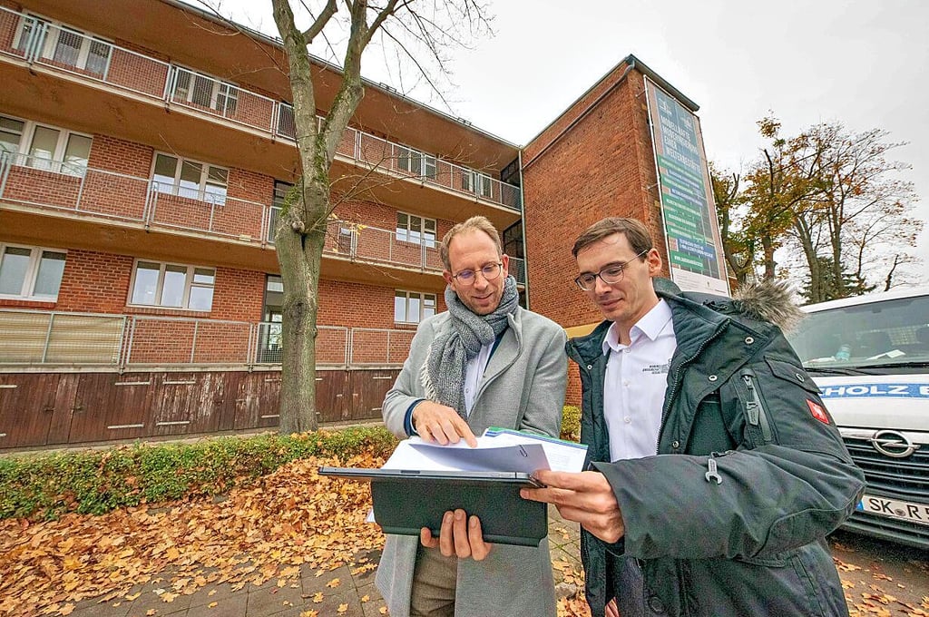 Nicky Meißner, Vorstand der Wohnungsgenossenschaft Dessau, und Projektleiter Robert Stamm machen sich vor Ort ein Bild von den Arbeiten.