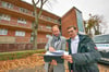Nicky Meißner, Vorstand der Wohnungsgenossenschaft Dessau, und Projektleiter Robert Stamm machen sich vor Ort ein Bild von den Arbeiten. 