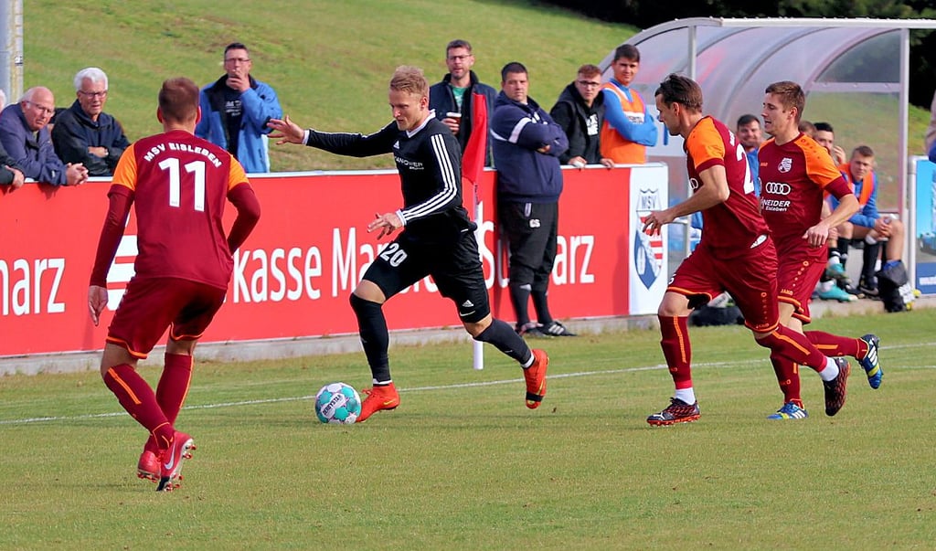 Die Eintracht aus Emseloh (schwarz) holte beim MSV drei Punkte.