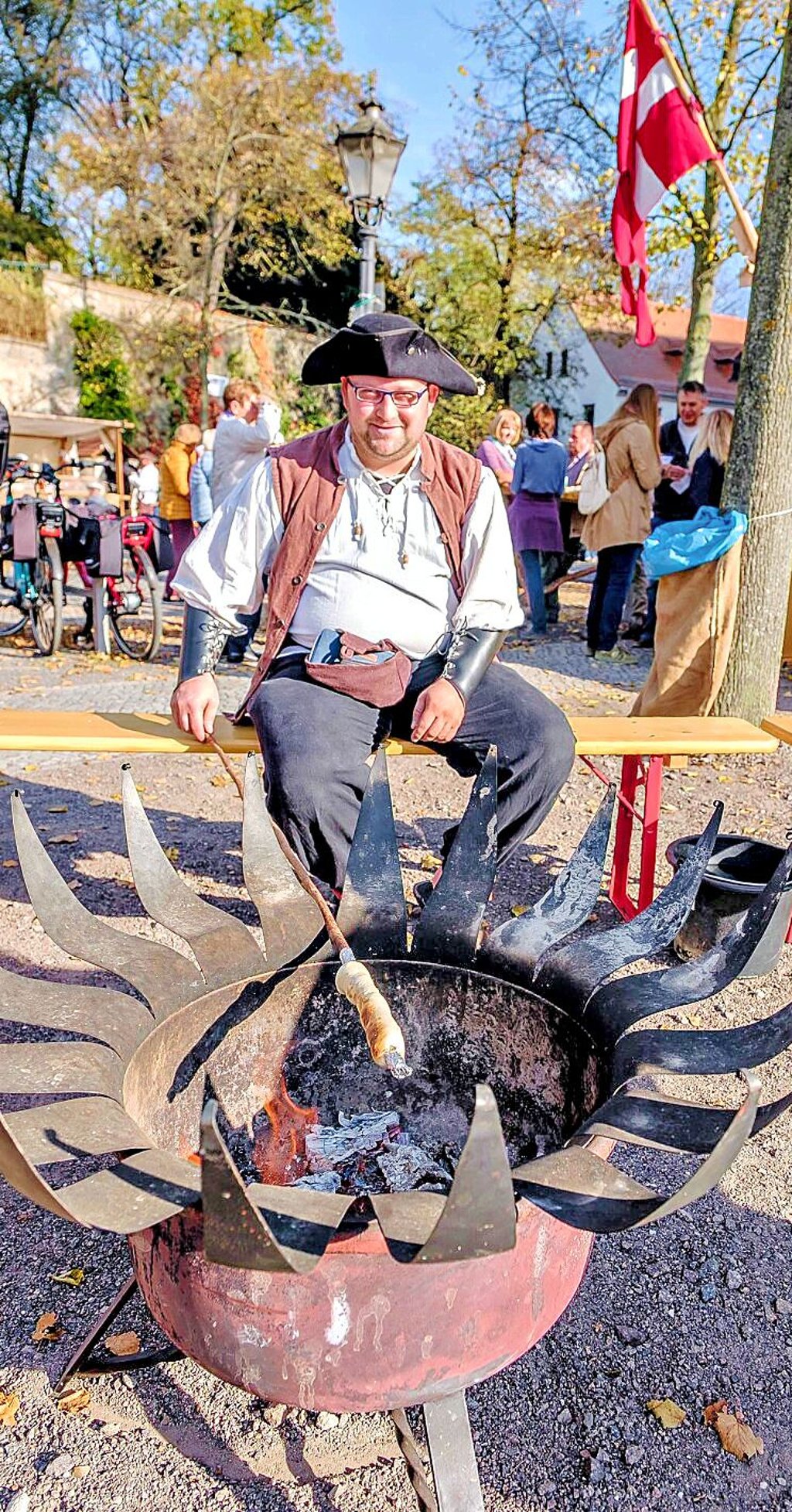 Daniel Zastrow brutzelte sich erst mal ein Stockbrot. Das Lutherdenkmal (unten) wurde zum Geburtstag schön geschmückt.