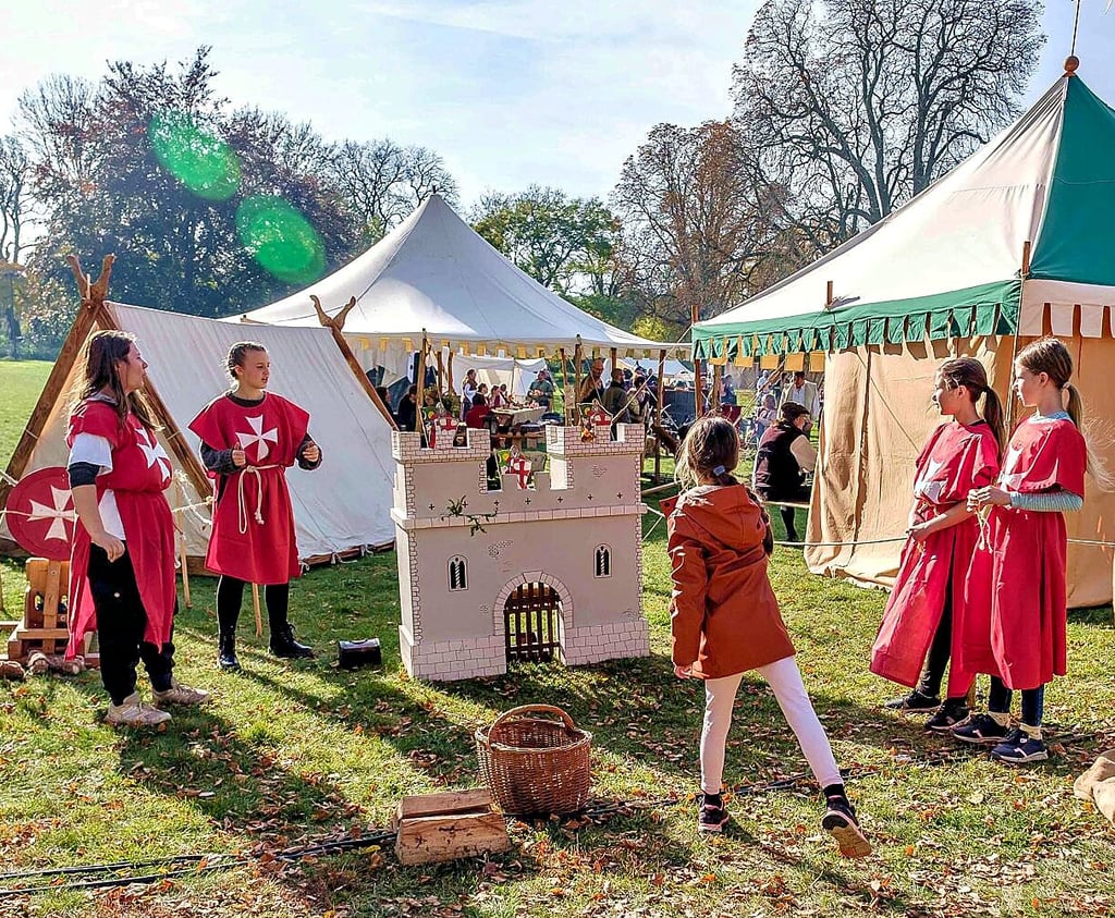 Die Johanniterjugend zog mit zahlreichen alten Ritterspielen besonders die Kinder in ihren Bann.