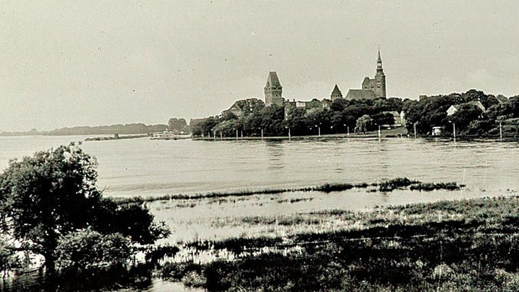 Den Blick hatte Eric Pawlitzky im Jahr 1981: Zu sehen ist Tangermünde bei einem Hochwasser der Elbe.