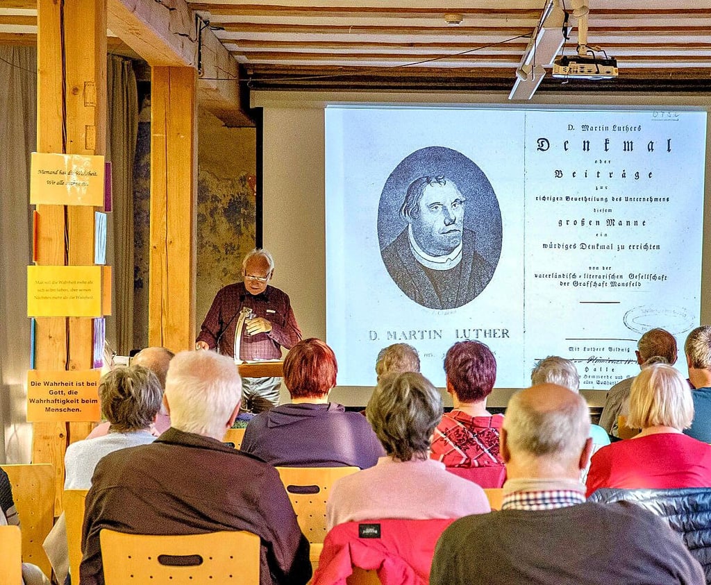 Bernhard Naumann referierte im Malsaal der Cranach-Stiftung über 200 Jahre Lutherdenkmal.