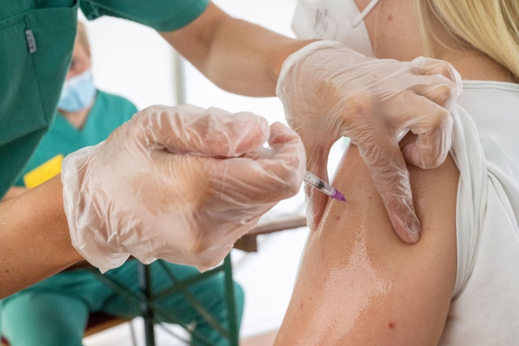 Nebenwirkungen einer Impfung treten immer innerhalb von wenigen Wochen nach der Impfung auf. Sorgen, dass eine Nebenwirkung sehr viel später auftritt, hält der Immunologe Carsten Watzl für unbegründet.
