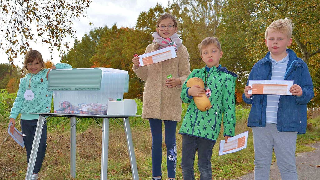 Thea Carlotta (von links), Helene Martha, Aaron und Henry hatten am Sonntag bei der Kürbis-Schatzsuche ihren Spaß. Die Aktion wurde von der Steimker Kita organisiert.