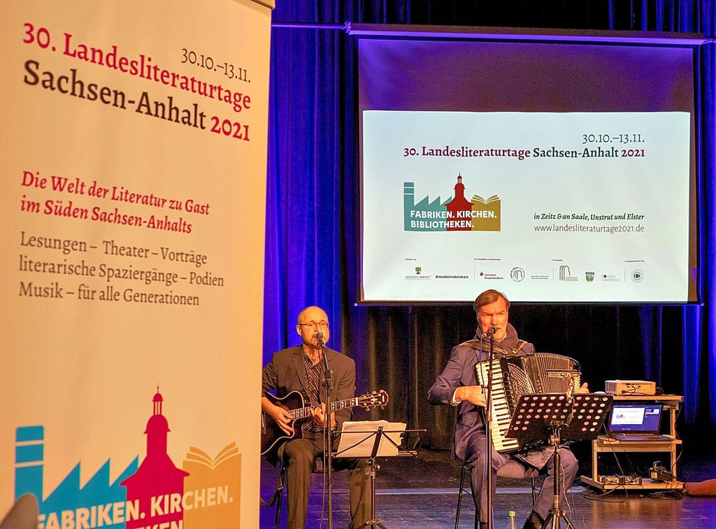 Das hallesche Duo Salon Pernod umrahmte die Eröffnungsveranstaltung der 30. Landesliteraturtage im Zeitzer Theater Capitol musikalisch.