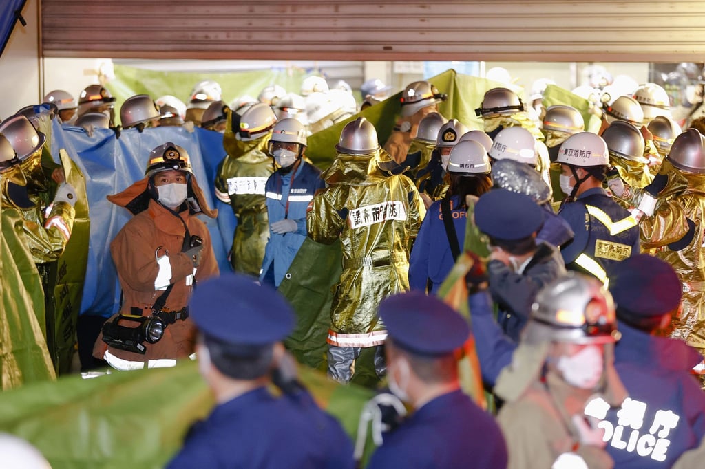 Feuerwehrleute am Bahnhof Kokuryo, nachdem in einem Zug der Keio-Linie ein Feuer ausgebrochen war. Die Polizei nahm den 24 Jahre alten Mann noch am Tatort fest.