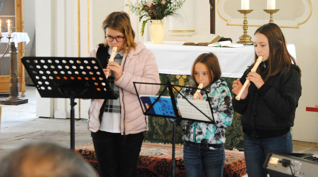 Finja Kühnemann (von links), Anni und Hedi Beckmann umrahmten den Festgottesdienst des Pfarrbereichs zum Reformationstag in der Beetzendorfer Marienkirche mit ihrem Flötenspiel.