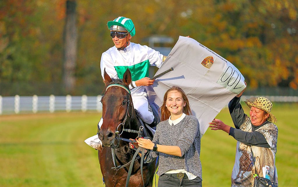 Strahlende Sieger: Wallach Atze und Jockey Bauyrzhan Murzabayev haben im Hauptrennen den Großen Preis des Gestüts Röttgen geholt.