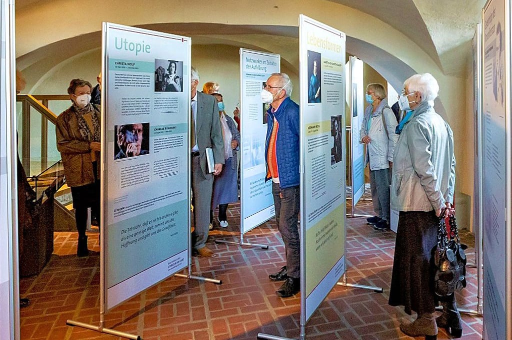 Im Zeitzer Museum Schloss Moritzburg wurde Sonntag die Ausstellung „Was bleibet aber...Literatur im Land“ eröffnet.