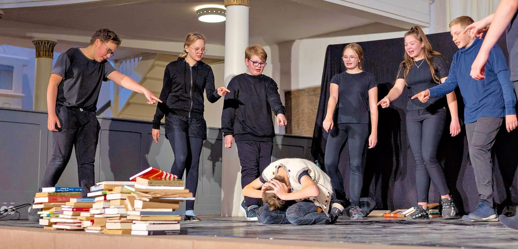 Die Jugendtheatergruppe Karambolage führte in der Zeitzer Michaeliskirche das Trauerspiel "Der unglückselige Soldat und vorwitzige Barbier" von Johann Sebastian Mitternacht auf.