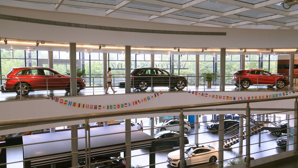 Blick in ein Autohaus