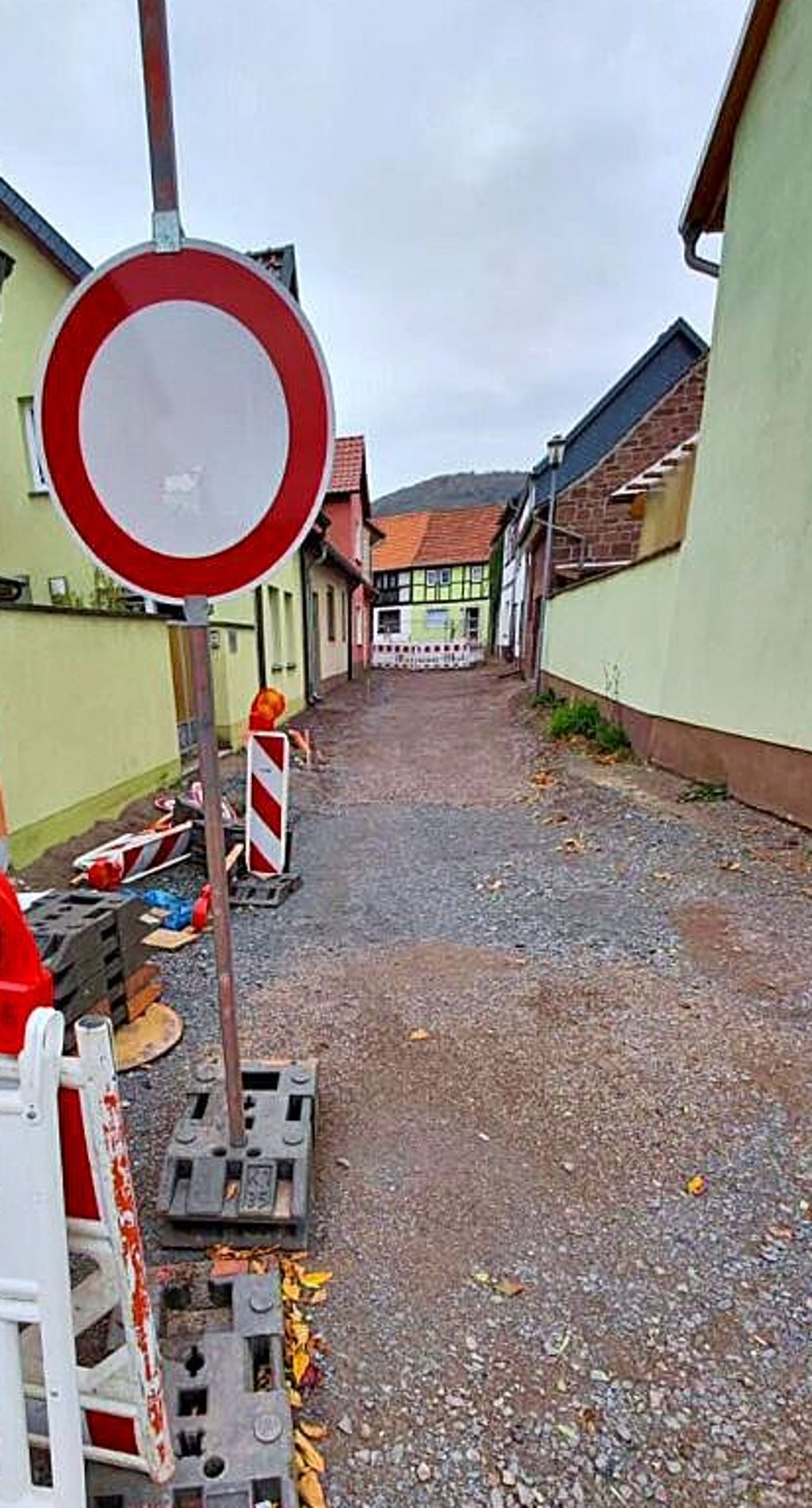 Blick in die Bogenstraße. Die Stadt hat die Straße nun provisorisch geschottert.
