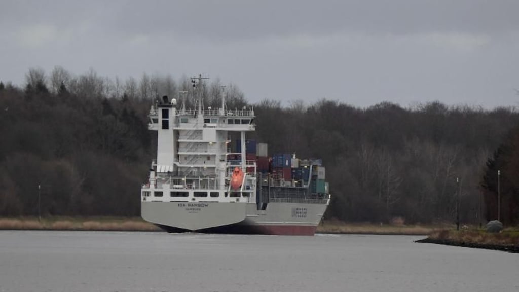 Auf der Flucht vor der Polizei ist ein Ladendieb in den Nord-Ostsee-Kanal gesprungen.