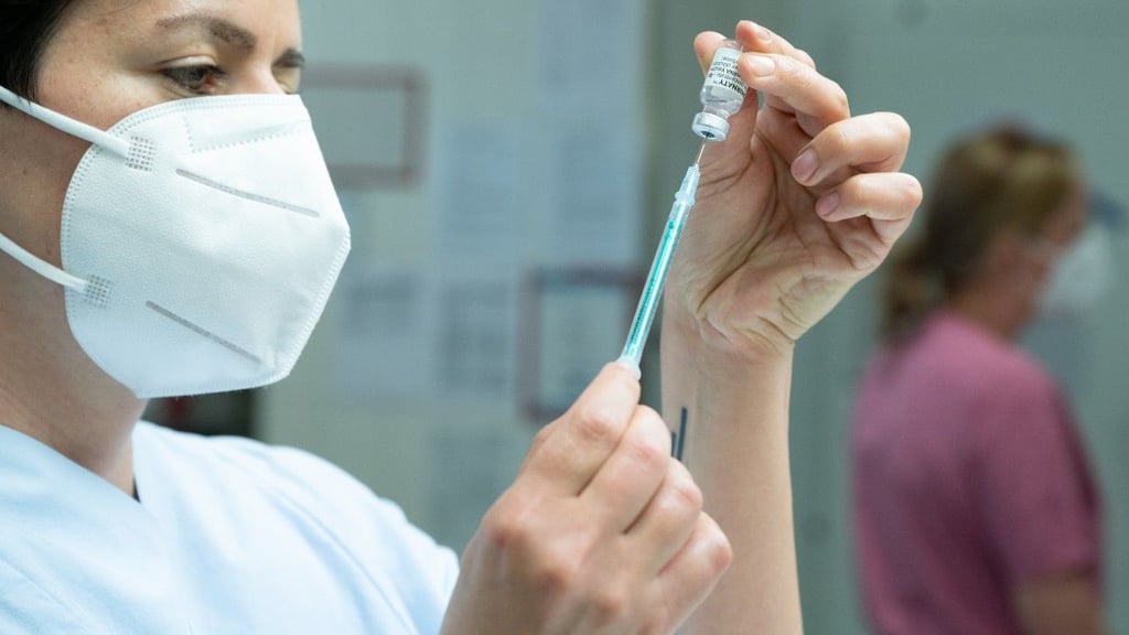 Gesundheitsminister Jens Spahn (CDU) und Grünen-Landesvorsitzende Susan Sziborra-Seidlitz sprechen sich für eine erneute Öffnung der Impfzentren aus.
