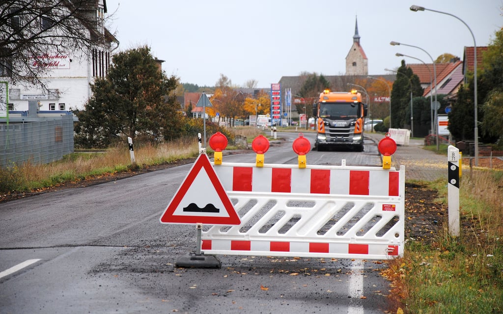 Die Fahrbahndecke vom Winterfelder Ortseingang aus Richtung Cheinitz bis zur Kreuzung Schulstraße/Achterstraße ist inzwischen abgefräst.