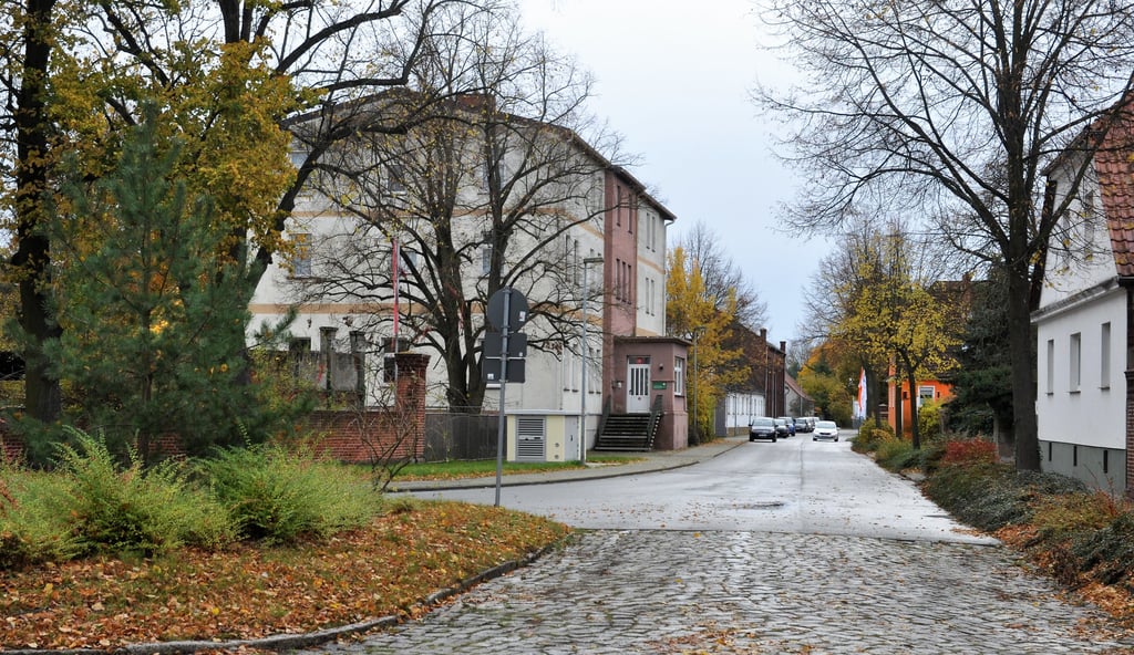 Die Fabrikstraße heute. Der Zichorienturm wird verdeckt von dem Gebäude der ehemaligen Krankenpflegeschule der Johanniter.