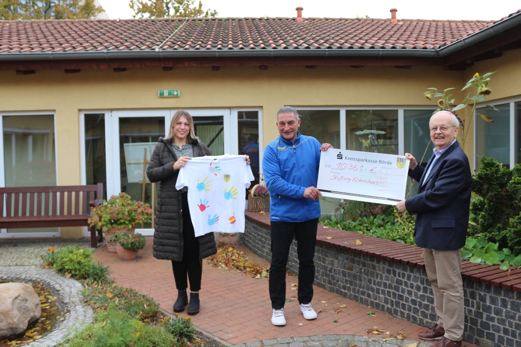 Marlen Lekschas und Denis Krompholz haben für Uwe Mittler auch ein T-Shirt mitgebracht, welches die Organisatoren am Benefiztag trugen. Gestaltet haben die T-Shirts die Mädchen und Jungen der Kita "Schloss Trautenburg".