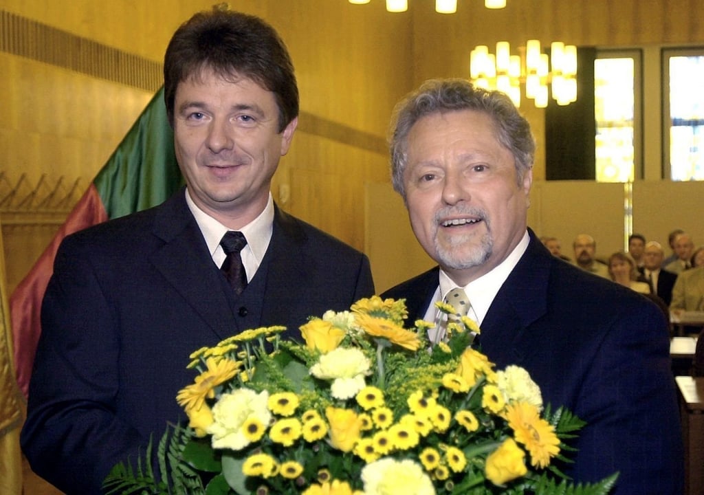 Ein Zeitdokument vom 29. Juni 2001: Der scheidende Magdeburger Oberbürgermeister Willi Polte (rechts) gratuliert seinem Nachfolger Lutz Trümper zur Amtseinführung.