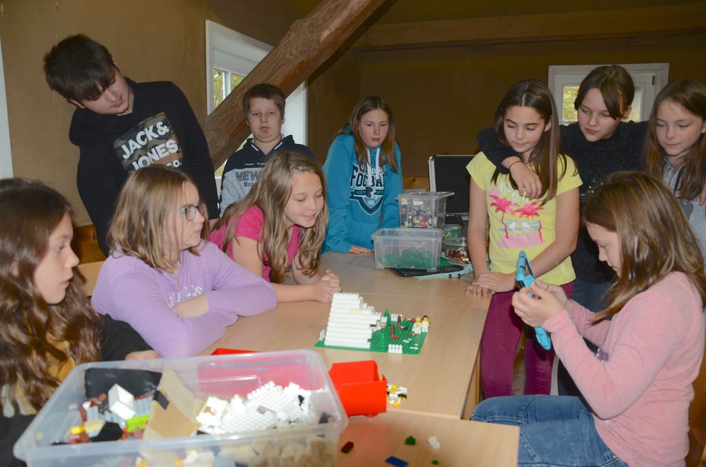 Annabell gestaltet mit Legofiguren eine Geschichte. Jeden Schritt, den die Figuren „gehe“, hält sie in einem Foto fest. Daraus entsteht am Ende ein Stopp-Motion-Video.