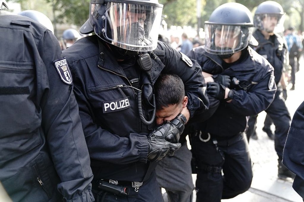 Attila Hildmann wird bei einer Demonstration gegen die Corona-Maßnahmen in Gewahrsam genommen..