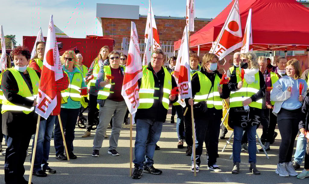 Aktionstag „Transformation fair gestalten“ gestern Nachmittag vor der Boryszew GmbH in Gardelegen. Knapp 100 Teilnehmer zählte die Gewerkschaftsveranstaltung in Gardelegen – nicht ganz so viele Arbeitnehmer wie gehofft. Ein Thema war die bezahlbare und stabile Energieversorgung.