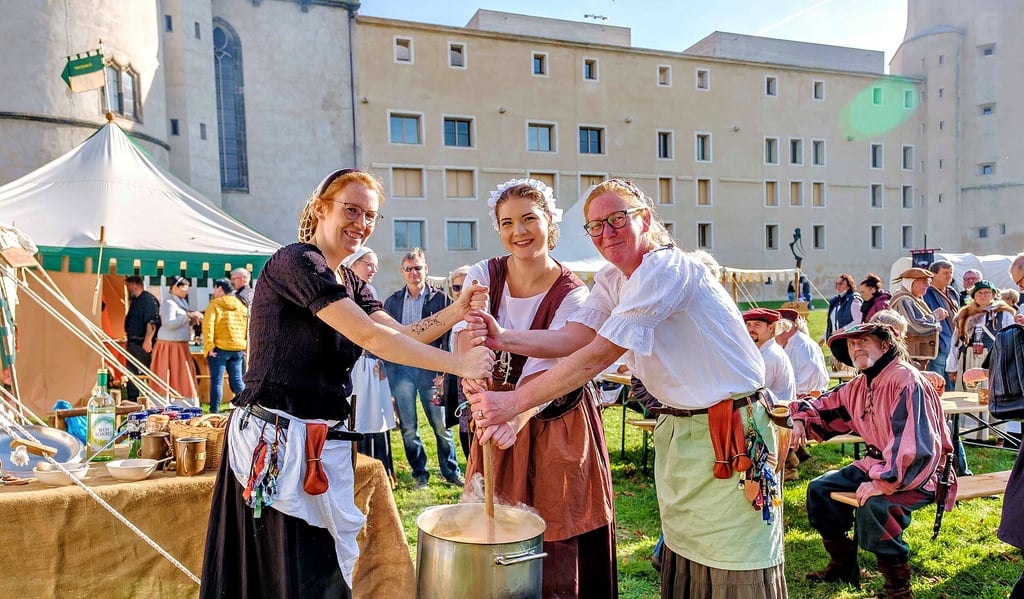 Die Wittenberger Waschweiber können nicht nur tratschen, sondern auch kochen - eine leckere Hexensuppe.