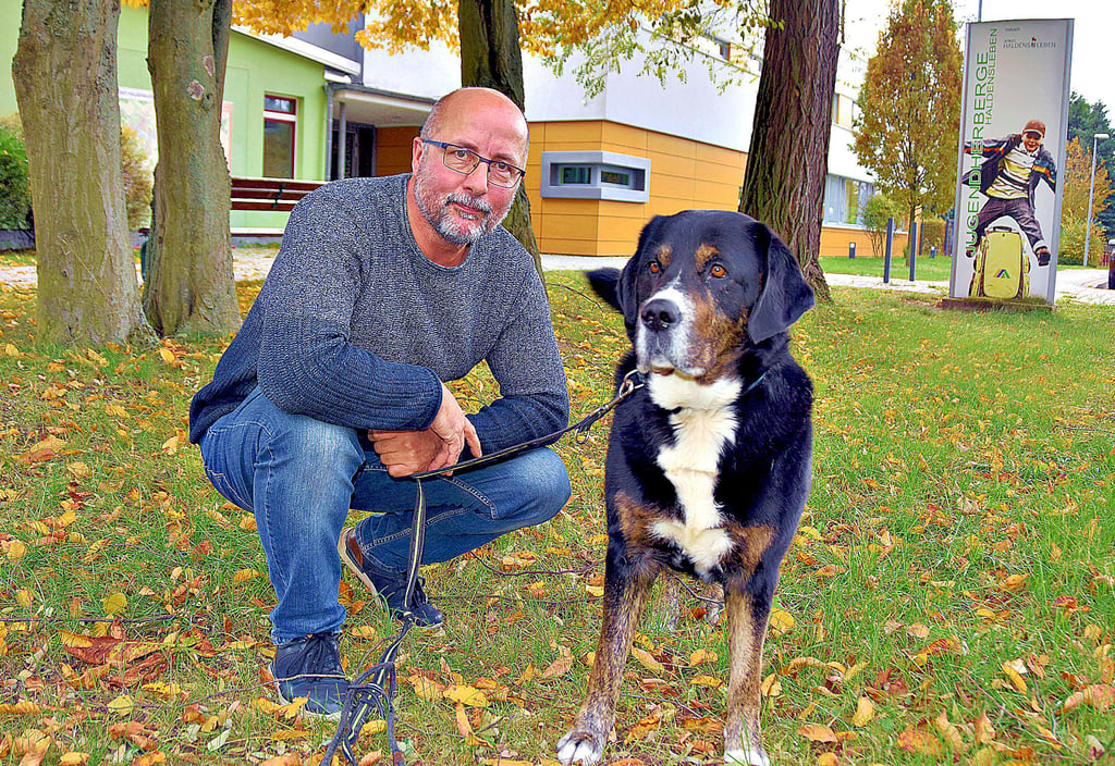 Jugendherbergsleiter Ingolf Zander und sein Bernersenn-Labrador-Mischling Diego bieten den Gästen in der städtischen Einrichtung besondere Erlebnisse. Zu den Veranstaltungsbausteinen zählen auch „Begegnungen mit Hunden“.