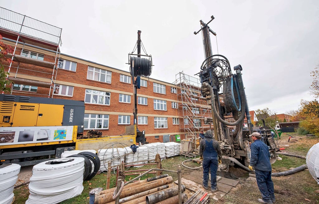 Im Hof des Laubenganghauses Peterholzstraße 48 laufen derzeit Bohrarbeiten für die Erdwärme-Anlage.