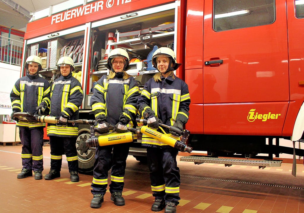 Schon in den Kinderschuhen begann für Karsten Schulz, Dustin Luca Zöller, Lilly Petschke und Greta Hermann (von links) die Karriere bei der Niederndodeleber Feuerwehr. Jetzt bereiten sie sich auf den Dienst in der Einsatzabteilung vor.