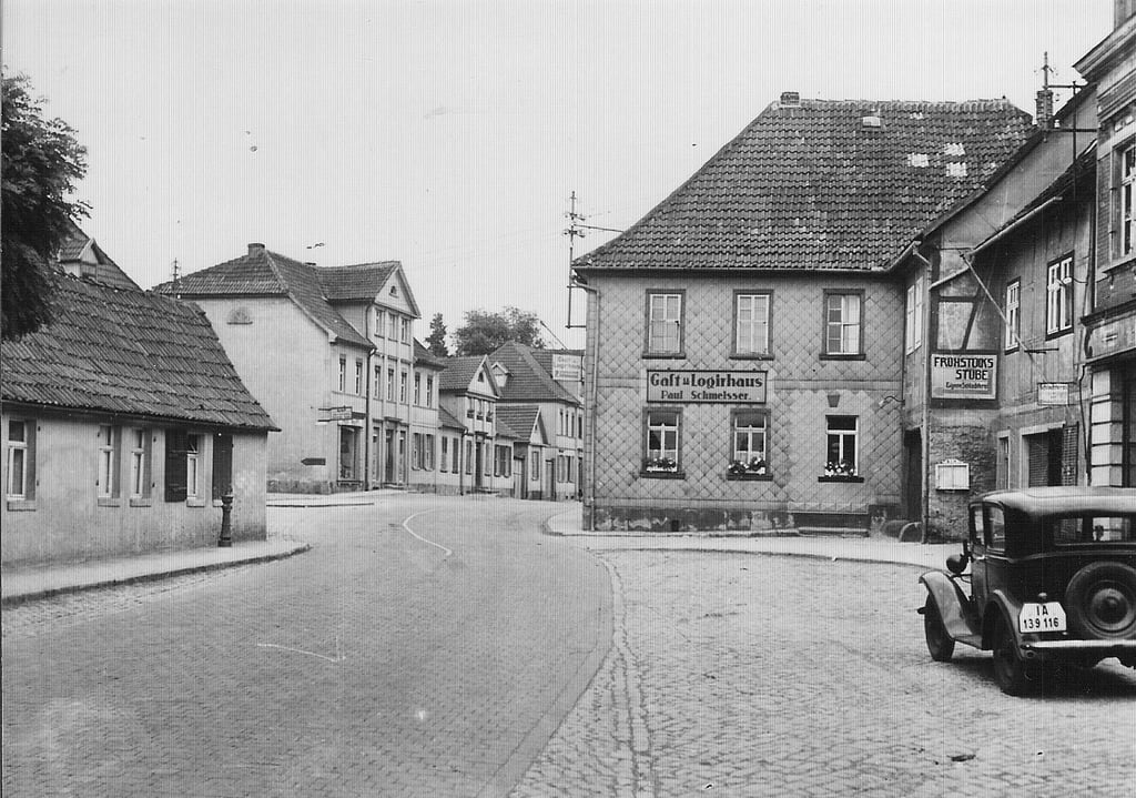 In der Bildmitte Ansicht der ehemaligen Schmeißerschen Gaststube, die 1868erbaut und später als Gasthaus „Zum Harz“ Bekanntheit erlangte. Durch Verbreiterung der Halleschen Straße wurde das Gebäude 1986 abgerissen.