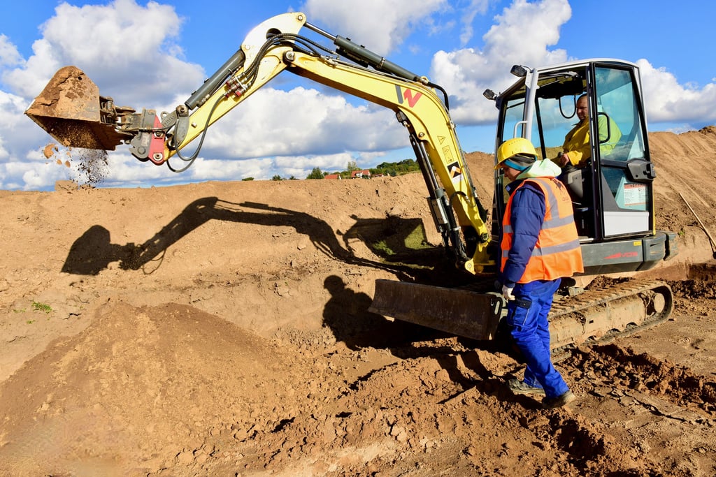 Archäologische Ausgrabungen bei Quenstedt. Baggerfahrer Sven Kusebaum mit Grabungshelferin Ronja Schneidewind