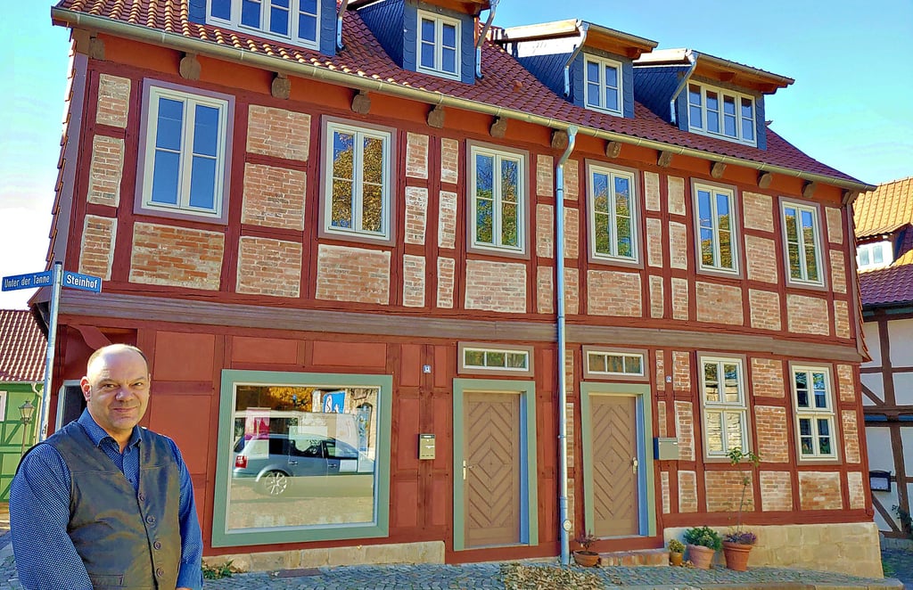 Holger Vorrath freut sich, dass sein Haus, der Steinhof 12/13, einen ersten Platz im Fassaden- und Stadtbildwettbewerb der Stadt Halberstadt gewonnen hat. Die Grundmauern des Fachwerkhauses sind etwa 400 Jahre alt.