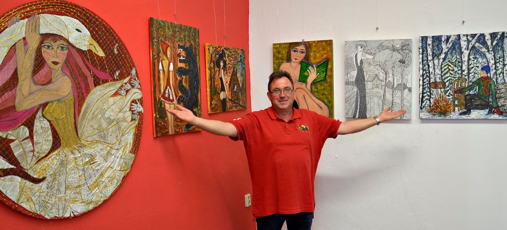Mit offenen Armen steht der Leiter des Stadt- und Bergbaumuseums Staßfurt zwischen „Die goldene Gans“ und „Der goldene Schlüssel“. Zu einer ganz besonderen Sonderausstellung lädt Michael Scholl mit „Märchen unzensiert“ von Anne-Katrin Baum noch bis 18. November in eines der ältesten Gemäuer der Stadt ein.