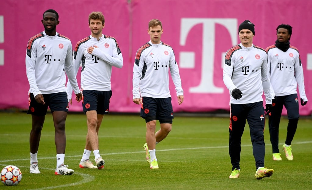 Münchens Tanguy Nianzou (l) beginnt beim FC Bayern München.