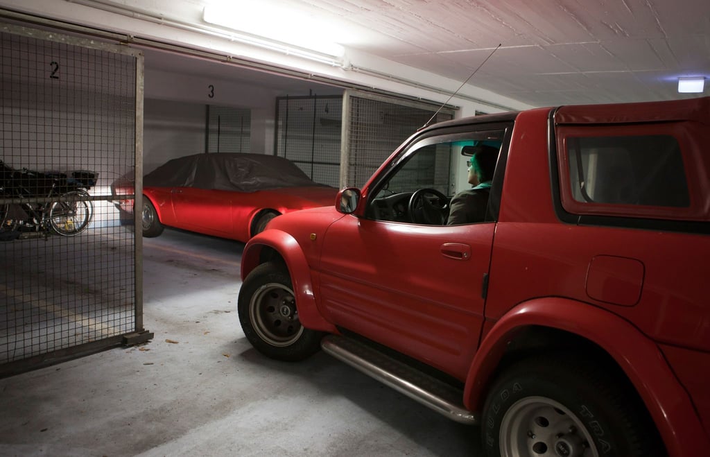 Auf dem richtigen Weg: Um die Funktion der Lichter am Auto zu prüfen, reicht auch eine helle Wand. Ein wenig mehr freie Fläche als auf dem Foto, um den Schein der Lichter zu checken, wäre aber sinnvoll.