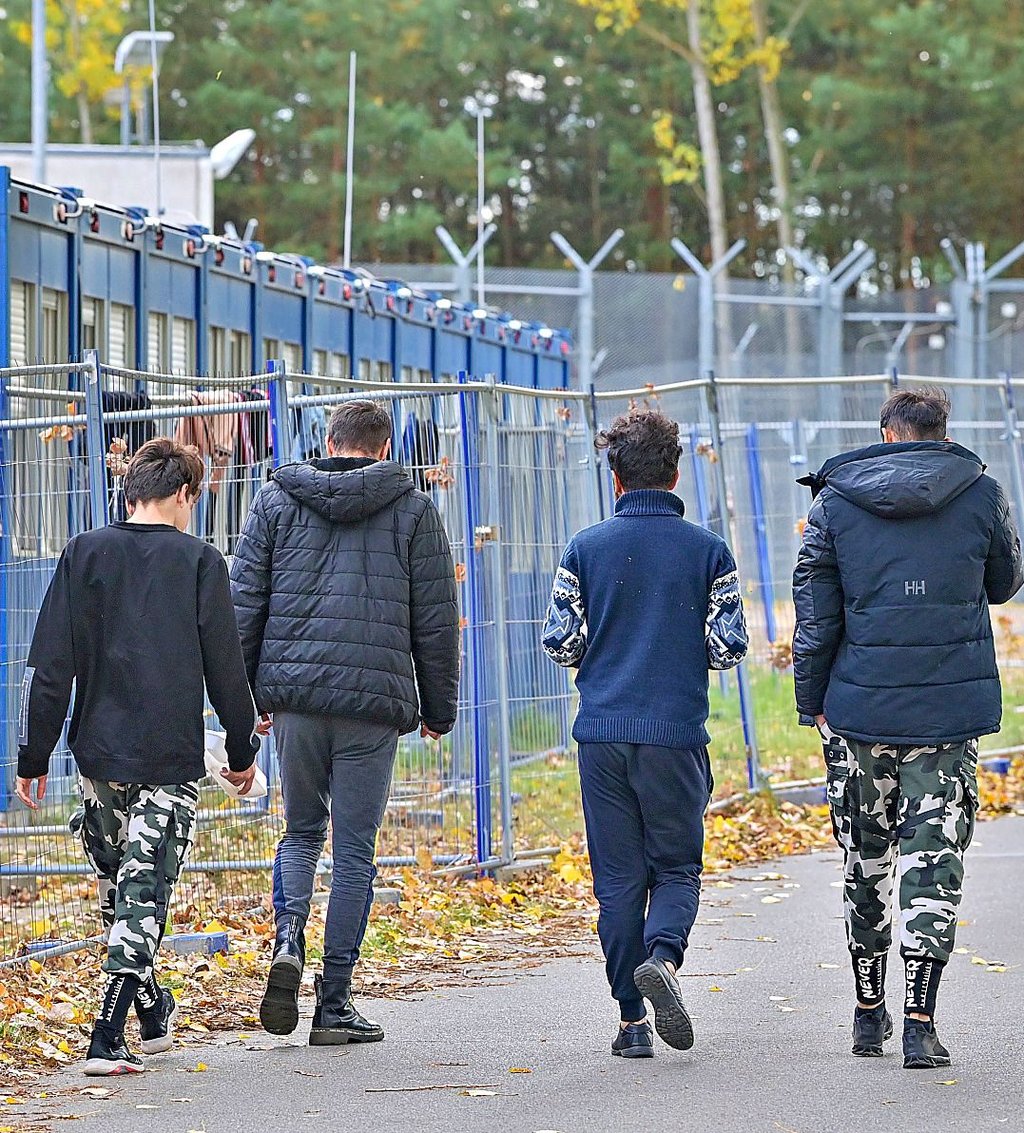 Migranten gehen über das Gelände der Zentralen Erstaufnahmeeinrichtung für Asylbewerber (ZABH) des Landes Brandenburg in Eisenhüttenstadt. Die Aufnahmeeinrichtungen füllen sich mit Menschen, die aus dem Irak, Syrien oder Afghanistan über Weißrussland, Polen und das Baltikum nach Deutschland kommen.