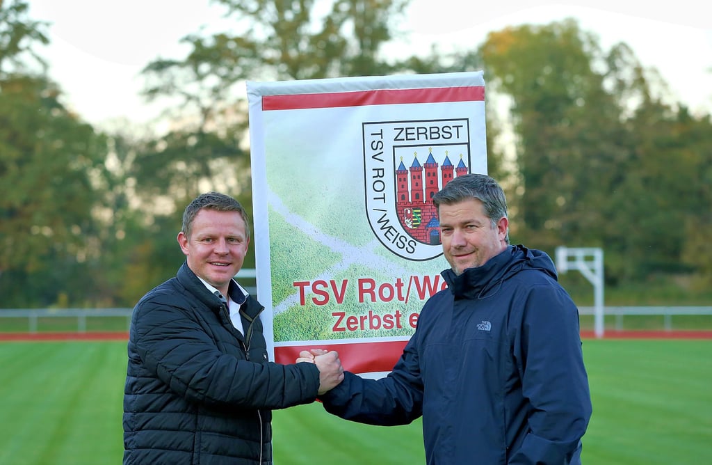 Der Abteilungsleiter Fußball beim TSV Rot-Weiß Zerbst, Florian Sens (links), freut sich, dass er mit René Friedrich einen neuen Nachwuchsleiter gewinnen konnte. René Friedrich ist der Sohn von Helmut Friedrich., der jahrelang den Nachwuchs beim TSV ausgebildet und geprägt hatte.