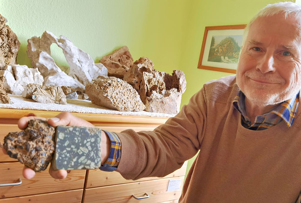Dr. Hartmut Knappe mit erkalteter Lava aus La Palma (links) und aus Blankenburg - die Strukturen sind nahezu identisch.