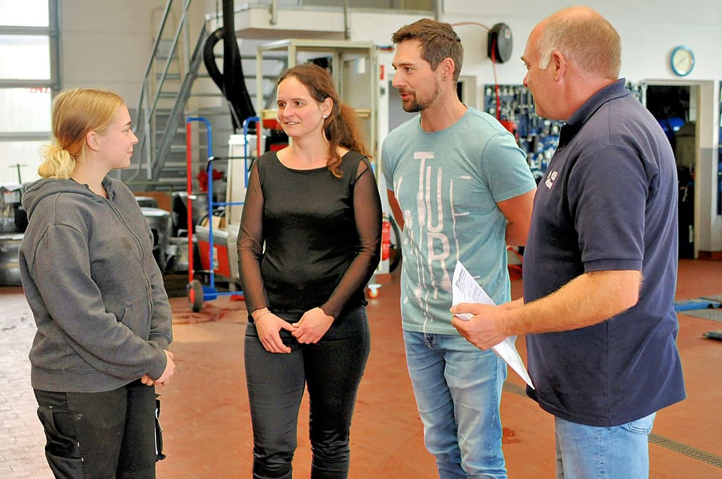 Die 17-jährige Frankrodaerin (v.l.) im Gespräch mit ihren Chefs Ricarda und Tobias Meißner sowie Werkstattmeister Mario Ehrhardt.