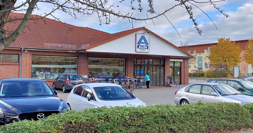Der Aldi-Markt am Olvenstedter Scheid im Magdeburger Stadtteil Neu-Olvenstedt soll abgerissen werden. Das Unternehmen plant an der gleichen Stelle einen Neubau.